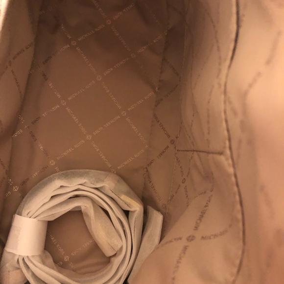 🎉SOLD🎉New MKLarge Pink Dome Satchel Handbag - Picture 7 of 8